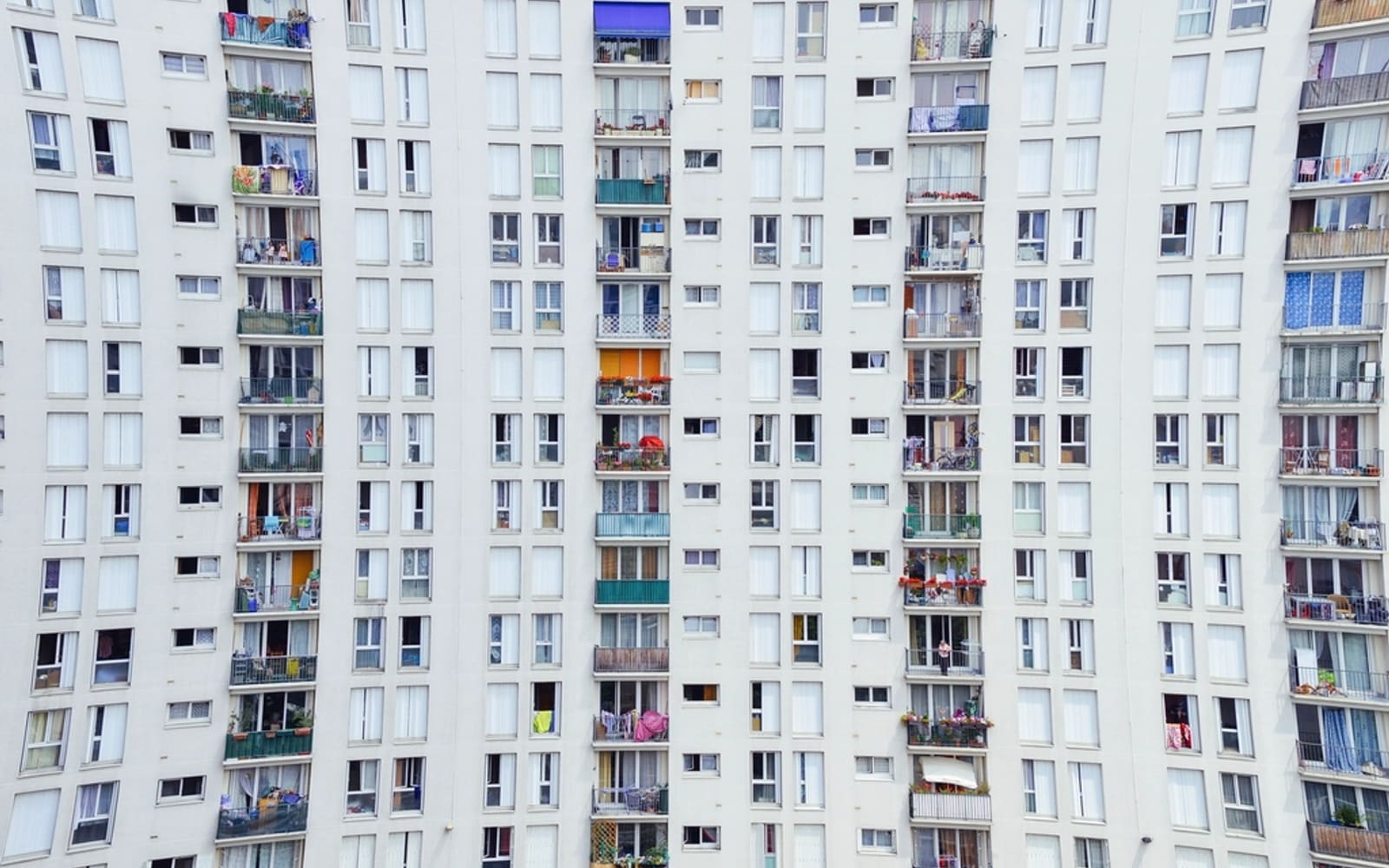 Façade d'immeuble résidentiel moderne avec balcons