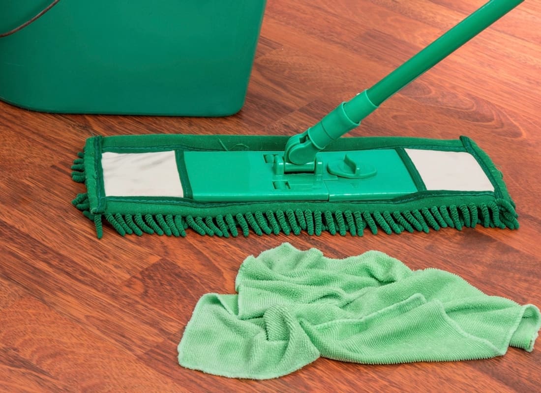 Serpillière et seau de lavage dans un couloir